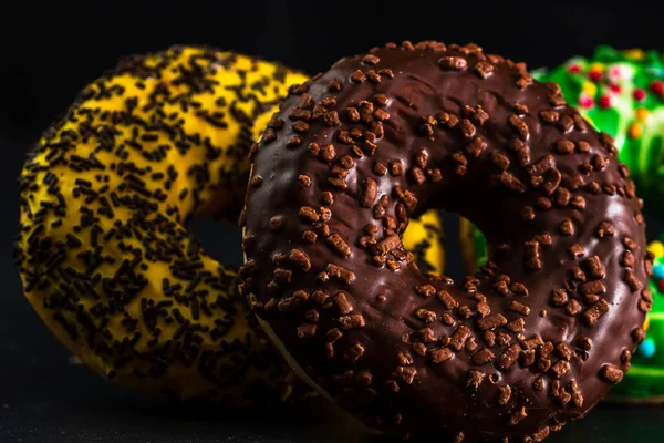 Donuts Glacés Avec Des Aspersions Isolées Gros Plan Beignets Colorés — Photo