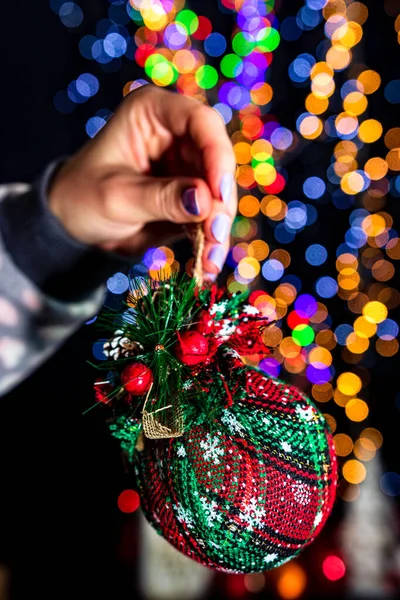 Christbaumschmuck Isoliert Auf Dem Hintergrund Mit Verschwommenem Licht Halten Dezember — Stockfoto