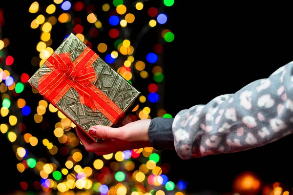 Las Manos Mujer Sostienen Decoración Navidad Fondo Navidad Año Nuevo —  Fotos de Stock