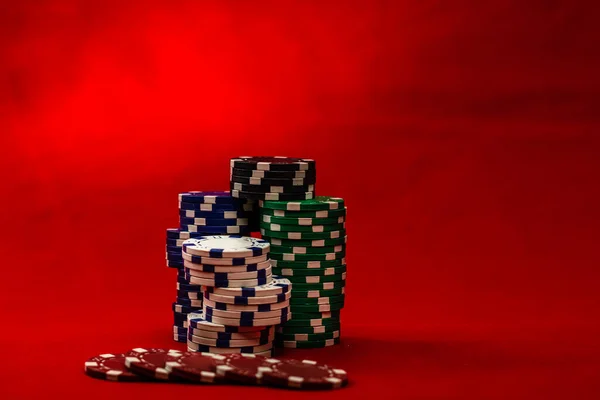 Kırmızı Arkaplanda Poker Çiplerinin Karışımı — Stok fotoğraf