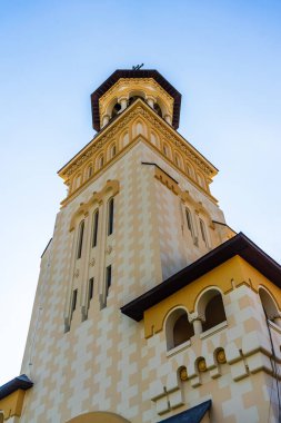 Katedralin mimari detayları. Romanya 'nın Alba Iulia kentindeki kilise manzarası, 2021.