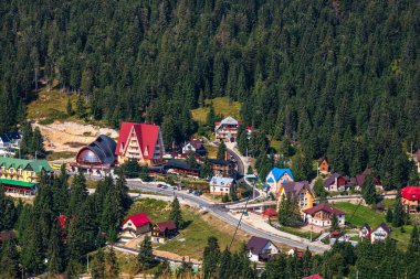 Romanya 'nın Bihor kentindeki bir dağ beldesinin yukarıdan görüntüsü, 2021