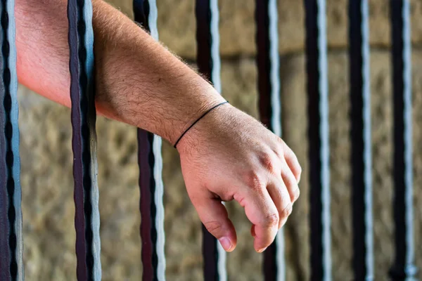 Hapishane Parmaklıklarında Ele Tutuşan Mahkum Eller Parmaklıkların Üzerinde — Stok fotoğraf