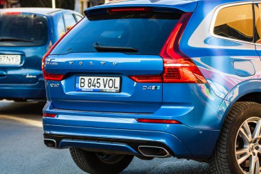 Romanya 'nın Bükreş kentindeki bir sokakta mavi lüks bir aile arabası olan Volvo XC60' ın arka görüntüsü, 2020.