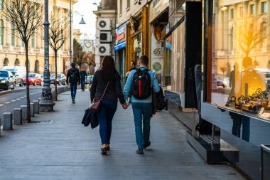 Romanya 'nın Bükreş kentinde 2021' de insanlar taşınıyor, sokaklarda yürüyor