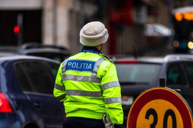 Romanya 'nın Bükreş şehir merkezinde yoğun saatlerde trafiği polis memuru ve Romanya Trafik Polisi (Politia Rutiera) yönetiyor.