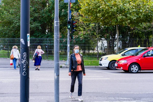 Personas Movimiento Peatones Caminando Centro Bucarest Rumania 2021 — Foto de Stock