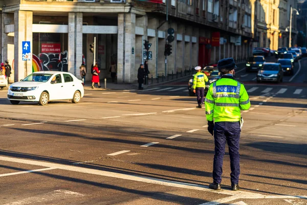 Romanya Nın Bükreş Şehir Merkezinde Yoğun Saatlerde Trafiği Polis Memuru — Stok fotoğraf