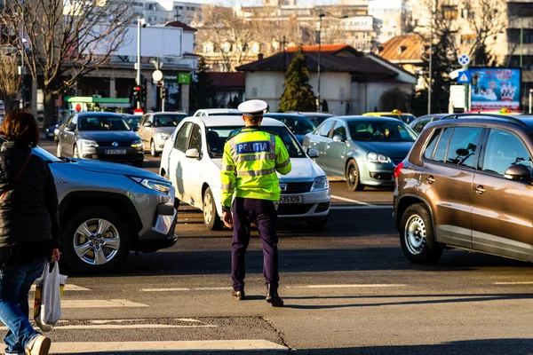 Rendőr Román Közlekedési Rendőrség Politia Rutiera Forgalomirányítás Csúcsforgalomban Bukarest Belvárosában — Stock Fotó