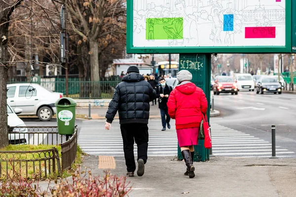 Personas Movimiento Peatones Caminando Centro Bucarest Rumania 2021 — Foto de Stock