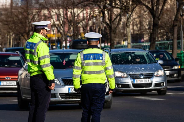 ルーマニアの交通警察警察 Politia Rutiera 2021年ルーマニアのブカレストのダウンタウンでラッシュ時に交通を指揮しています — ストック写真