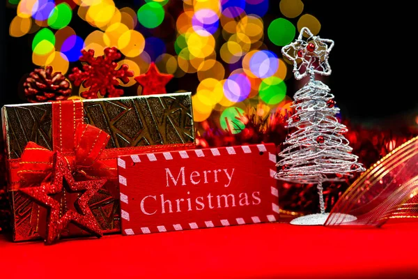 Noel süslemeleri, Noel ve yeni yıl tatilleri arka plan, Noel süsleri ve bulanık ışıklar ile kış sezonu