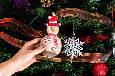 Noel ağacı süslemek, köknar dallarına Noel süslemeleri yapmak. Noel süslemeleri.