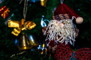 Noel süslemeleri köknar ağacında. Madalyalı Noel ağacı. Noel süslemeleri olan Firavun dalı.