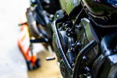 Siyah motosikletin ayrıntıları. Honda Hornet motosiklet detay fotoğrafı Bükreş, Romanya, 2021