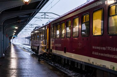 Kış treni manzarası. Bükreş, Romanya 'daki Kuzey Demiryolu İstasyonu (Gara de Nord Bucuresti) platformunda tren 2021
