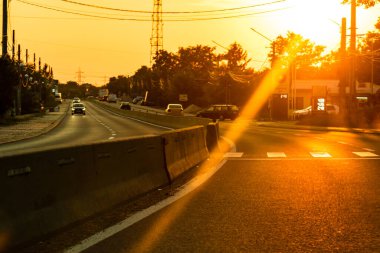 Trafiğin en yoğun olduğu saatte. Bükreş, Romanya, 2021 'de trafik sıkışıklığı, gün batımında yola çıkan arabalar