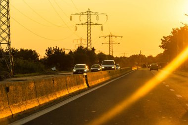 Trafiğin en yoğun olduğu saatte. Bükreş, Romanya, 2021 'de trafik sıkışıklığı, gün batımında yola çıkan arabalar