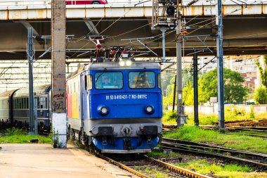 Bükreş, Romanya 'daki Bükreş Kuzey Tren İstasyonu' ndaki (Gara de Nord Bükreş) tren platformunda hareket halindeki tren detayları