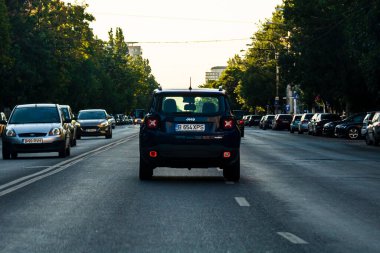 Trafiğin en yoğun olduğu saatte. Bükreş, Romanya, 2021 'de trafik sıkışıklığı, gün batımında yola çıkan arabalar