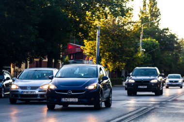 Trafiğin en yoğun olduğu saatte. Bükreş, Romanya, 2021 'de trafik sıkışıklığı, gün batımında yola çıkan arabalar