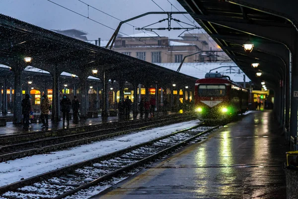 Romanya Nın Bükreş Kentinde Soğuk Karlı Bir Günde Kuzey Demiryolu — Stok fotoğraf