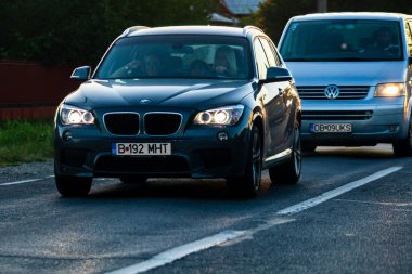 Trafiğin en yoğun olduğu saatte. Bükreş, Romanya, 2021 'de trafik sıkışıklığı, gün batımında yola çıkan arabalar