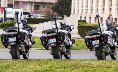 Romanya Polisi (Politia Rutiera) motorsikletleri, Romanya 'nın Bükreş kentindeki İçişleri Bakanlığı (İçişleri Bakanlığı) önünde 2020 yılında park etti. Coronavirus dünya çapında salgın krizi. COVID-19 virüsünün yayılması