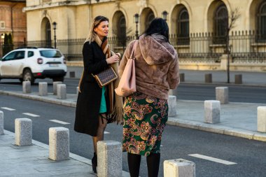 Romanya 'nın Bükreş kentinde 2021' de insanlar taşınıyor, sokaklarda yürüyor