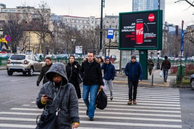Romanya 'nın Bükreş ilçesinde 2021 yılında insanlar taşınıyor ve yayalar yürüyor