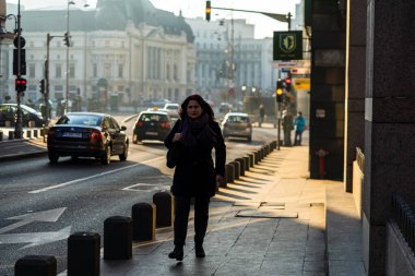 Romanya 'nın Bükreş ilçesinde 2021 yılında insanlar taşınıyor ve yayalar yürüyor