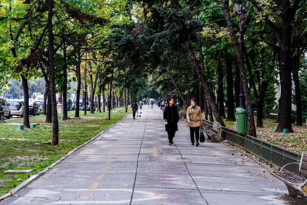 Personas Movimiento Peatones Caminando Centro Bucarest Rumania 2021 —  Fotos de Stock