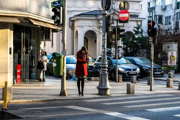 Άνθρωποι Μετακινούνται Πεζοί Περπατούν Στην Περιοχή Του Κέντρου Του Βουκουρεστίου — Φωτογραφία Αρχείου