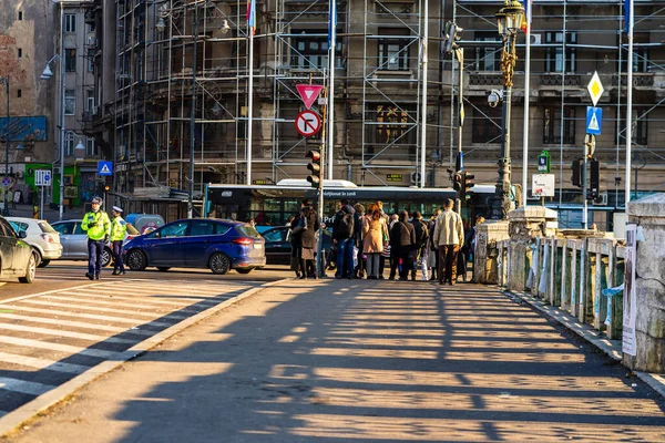 Люди Движутся Пешеходы Пешком Центре Бухареста Румыния 2021 — стоковое фото