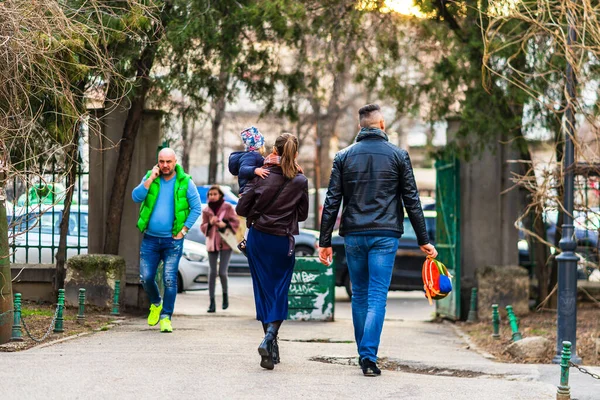 Ludzie Poruszający Się Spacerujący Ulicami Centrum Bukaresztu Rumunia 2021 — Zdjęcie stockowe