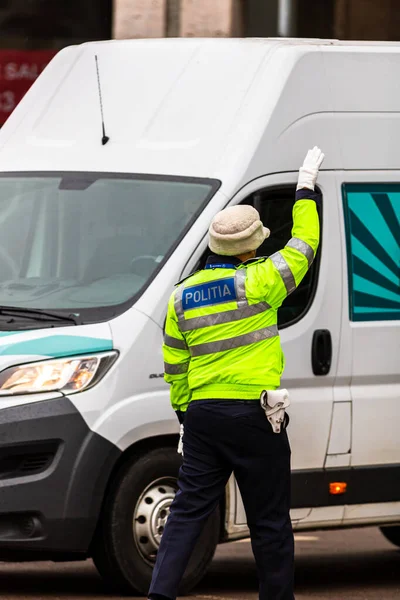 Politieagent Roemeense Verkeerspolitie Politia Rutiera Leidt Het Verkeer Tijdens Spits — Stockfoto