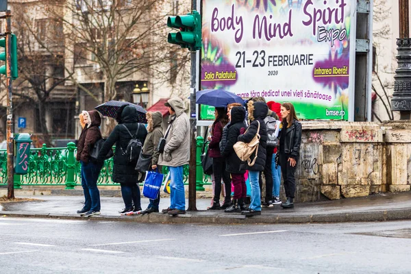 Personas Movimiento Peatones Caminando Centro Bucarest Rumania 2021 — Foto de Stock