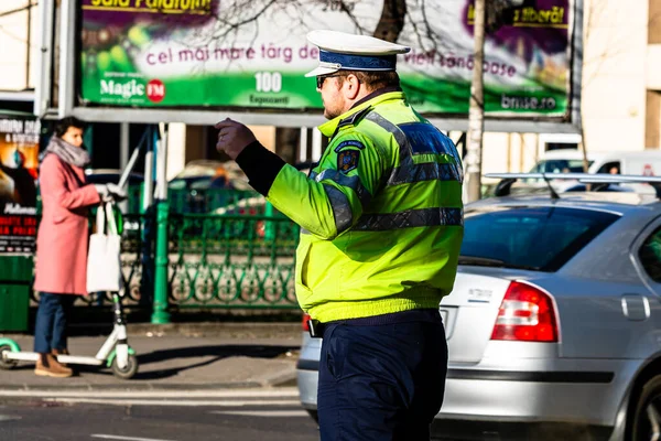 Politieagent Roemeense Verkeerspolitie Politia Rutiera Leidt Het Verkeer Tijdens Spits — Stockfoto