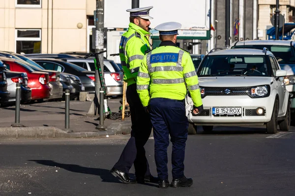 ルーマニアの交通警察警察 Politia Rutiera 2021年ルーマニアのブカレストのダウンタウンでラッシュ時に交通を指揮しています — ストック写真