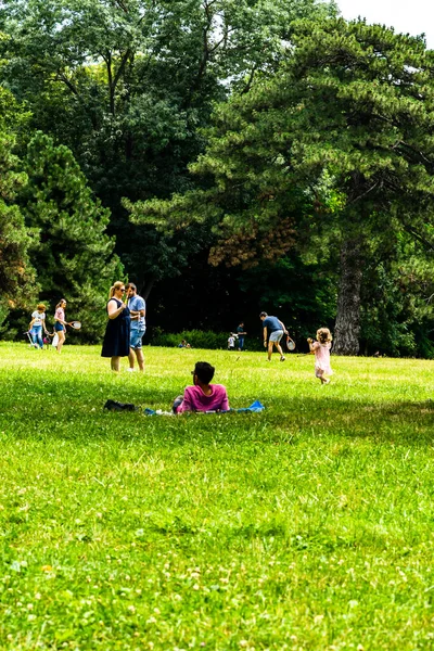 Madre Haciendo Pompas Jabón Para Hijita Personas Haciendo Picnic Relajándose — Foto de Stock