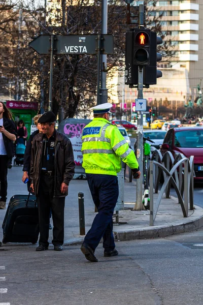 Romanya Nın Bükreş Şehir Merkezinde Yoğun Saatlerde Trafiği Polis Memuru — Stok fotoğraf