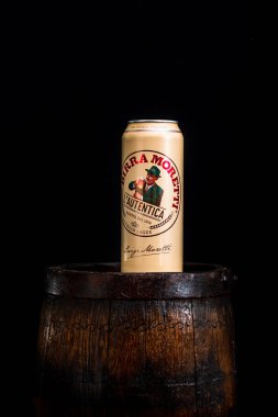 Birra Moretti birası. Tahta fıçının üzerinde, siyah arka planda. Bükreş, Romanya, 2021