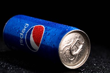 Pepsi kutusunun siyah arka plandaki su damlacıklarıyla çekilmiş resmi. Stüdyo çekimi Bükreş, Romanya, 2021
