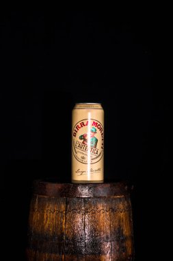 Birra Moretti birası. Tahta fıçının üzerinde, siyah arka planda. Bükreş, Romanya, 2021