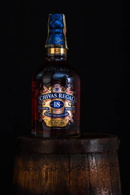 Chivas Regal 18 en az 18 yıl olgunlaşan viskilerden elde edilir. Viski şişesi fıçıda. Bükreş, Romanya, 2021