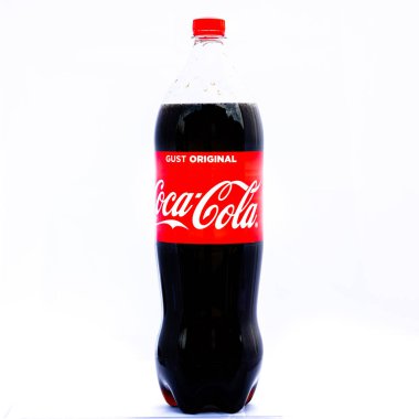Beyaz arka planda izole edilmiş Coca-Cola plastik şişesi. Romanya 'nın Bükreş kentinde 2021 yılında çekilen illüstrasyon fotoğrafı