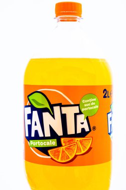 Beyaz arka planda izole edilmiş fanta plastik şişe. Romanya 'nın Bükreş kentinde 2021 yılında çekilen illüstrasyon fotoğrafı