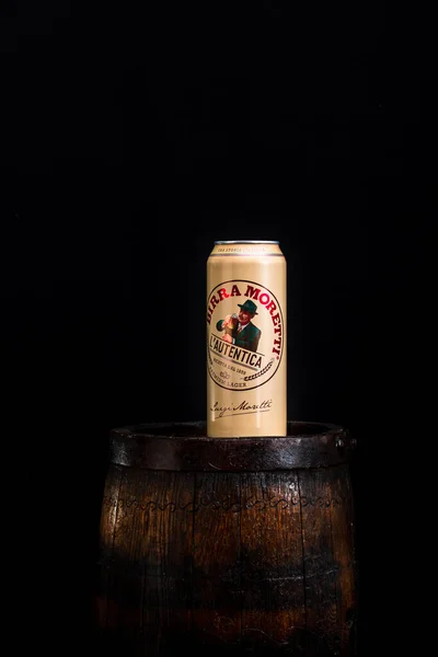 Μπύρα Birra Moretti Ξύλινο Βαρέλι Σκούρο Φόντο Ενδεικτική Φωτογραφία Σύνταξης — Φωτογραφία Αρχείου