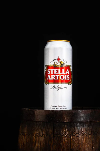 Lata Cerveja Stella Artois Barril Cerveja Com Fundo Escuro Foto — Fotografia de Stock