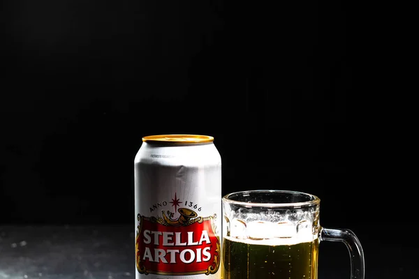 Canette Bière Stella Artois Verre Bière Sur Fond Sombre Photo — Photo